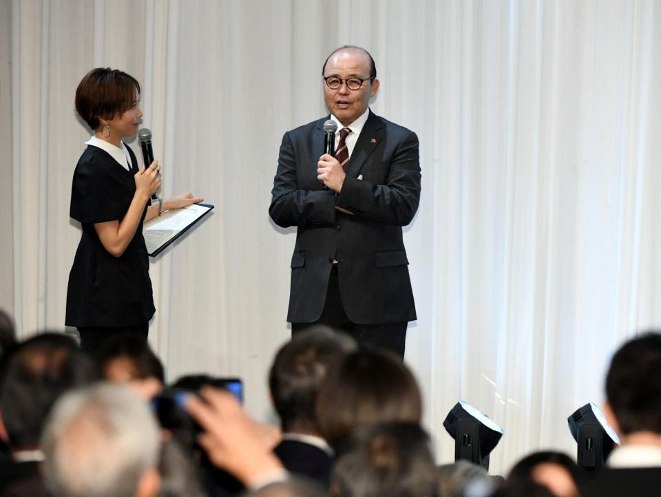 　早大時代の思い出を語る岡田彰布球団オーナー付顧問（撮影・佐藤厚）