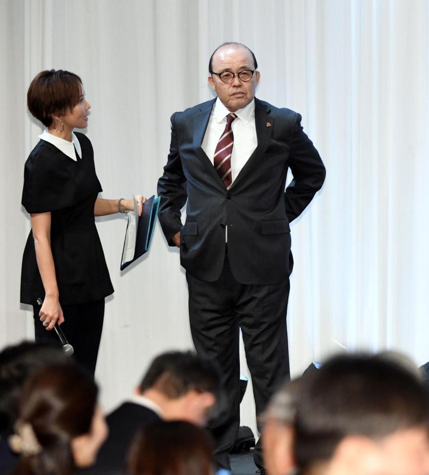 　六大学野球のレジェンドとしてインタビューを受ける岡田彰布球団オーナー付顧問（撮影・佐藤厚）