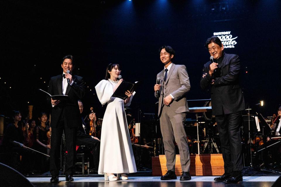 　ステージで談笑する（左から）三ツ廣政輝アナウンサー、松岡茉優、小幡、佐渡裕氏　©ＭＢＳ／サントリー１万人の第九