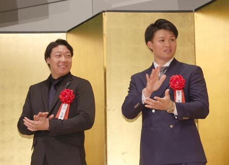 　応援団の曲に手をたたく大山（左）と森下（撮影・佐々木彰尚）