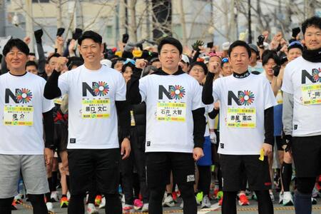 　小野ハーフマラソンに参加した石井（中央）左隣は原口氏