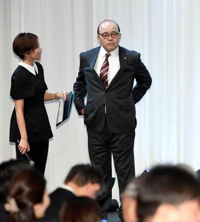 　六大学野球のレジェンドとしてインタビューを受ける岡田球団オーナー付顧問（撮影・佐藤厚）