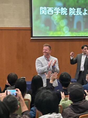 　退場するマートン氏