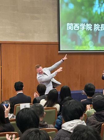 　スイングを披露するマートン氏