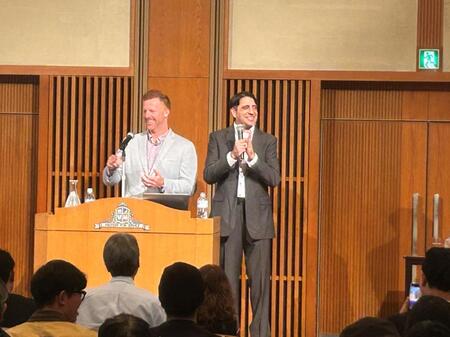 　笑顔で講演するマートン氏