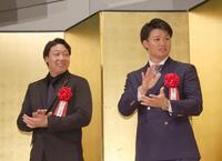 　応援団の曲に手をたたく大山（左）と森下（撮影・佐々木彰尚）