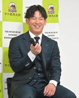 　笑顔でトークショーを盛り上げる伊原（撮影・飯室逸平）