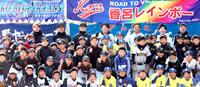 　野球少年たちと写真に納まる（最後列左２人目から）江草投手コーチ、豊田、前川ら（撮影・北村雅宏）