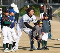 　子どもに守備を指導する前川（中央）