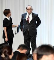 　六大学野球のレジェンドとしてインタビューを受ける岡田球団オーナー付顧問（撮影・佐藤厚）