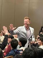 　ファンとハイタッチをするマートン氏