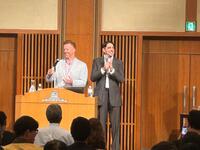 　笑顔で講演するマートン氏