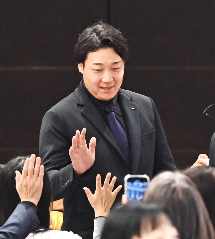 　２年ぶりのイベント出演でファンと交流する大山（撮影・園田高夫）