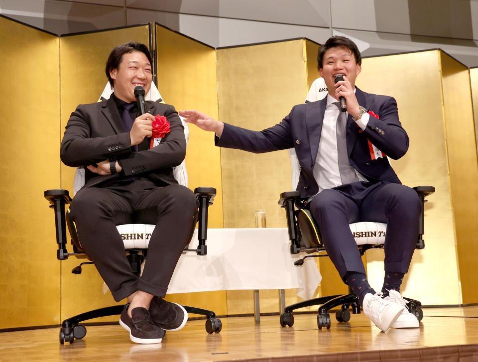 　笑顔を見せる大山（左）と森下（撮影・佐々木彰尚）