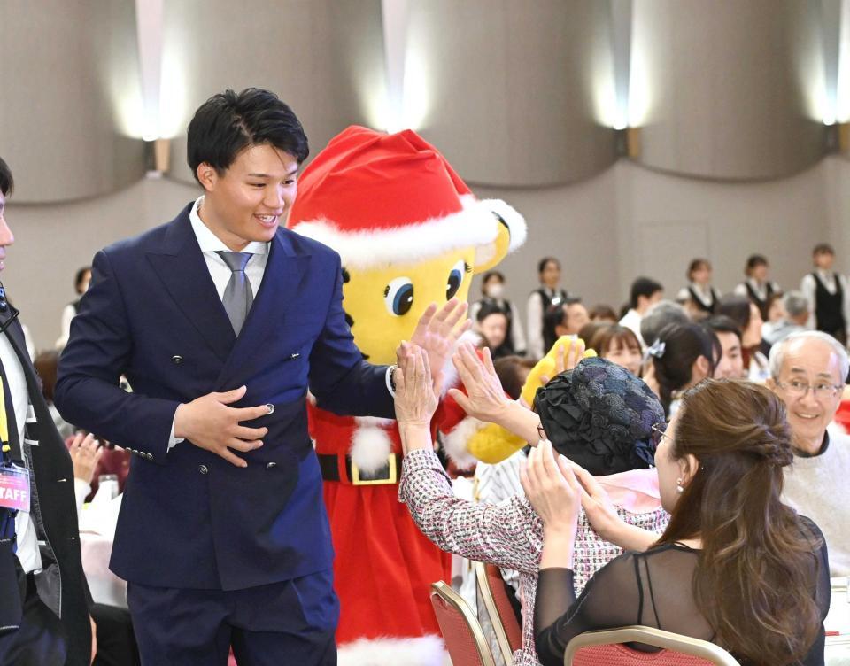 　ファンと笑顔でタッチする森下（撮影・園田高夫）