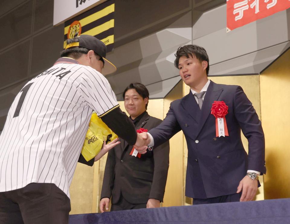 　握手をする森下（撮影・佐々木彰尚）