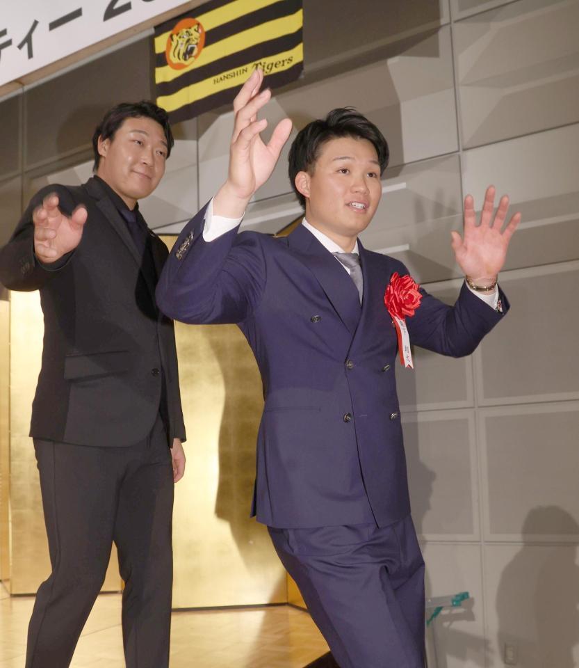 　手を振る森下（右）と大山（撮影・佐々木彰尚）