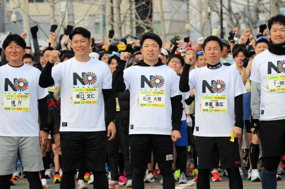 　小野ハーフマラソンに参加した石井（中央）左隣は原口氏