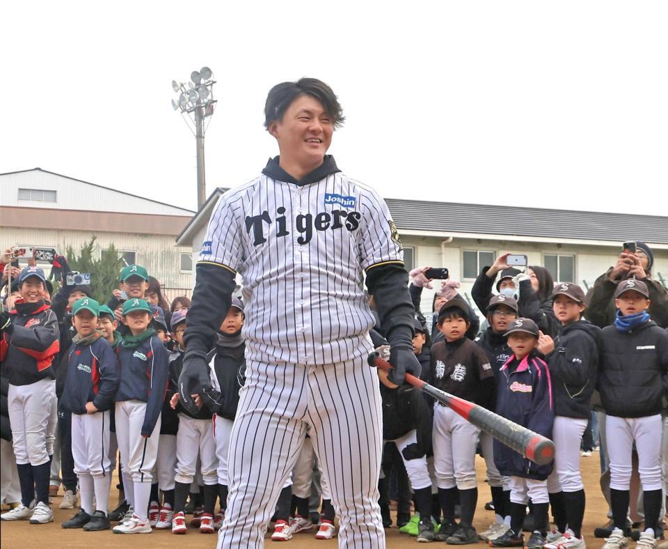 　野球教室でバットを手に笑顔を見せる前川（撮影・北村雅宏）