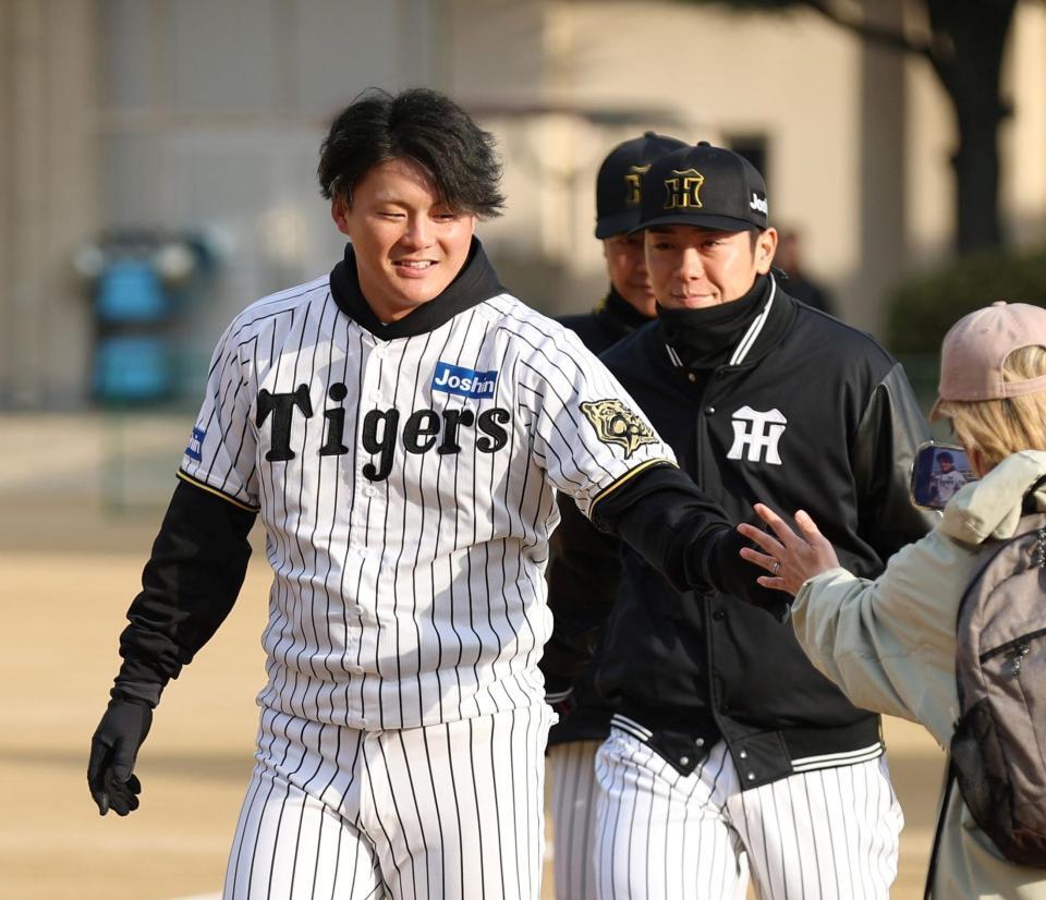 　グラウンドに登場し、タッチを交わす前川（左）＝撮影・北村雅宏