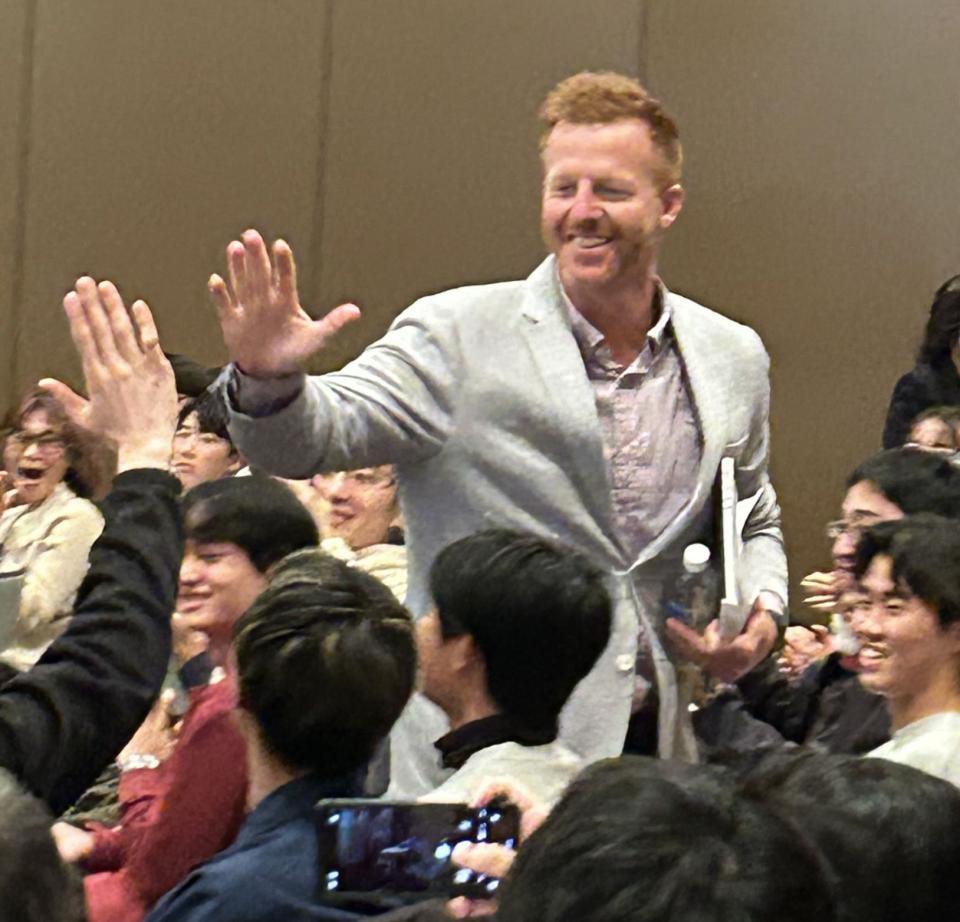 　ファンとハイタッチをするマートン氏