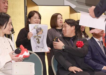 　ファンの絵を見つめる阪神・大山