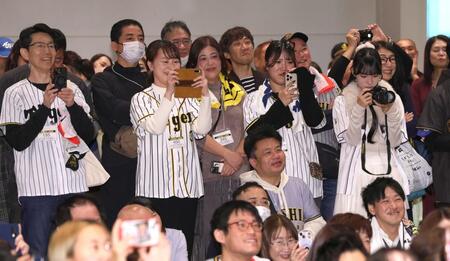 　写真を撮るファン