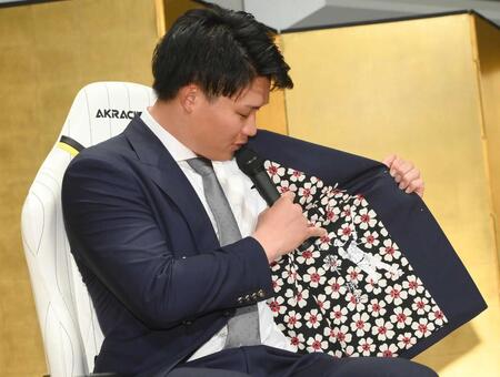 　裏地の刺しゅうを披露する森下（撮影・堀内翔）