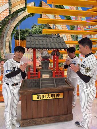 　フジテレビ「ジャンクＳＰＯＲＴＳプロ野球１２球団トーク日本シリーズＳＰ（仮）」に出演する（左から）坂本、村上、岩崎（（Ｃ）フジテレビ）