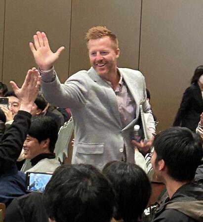 　ファンとハイタッチをするマートン氏