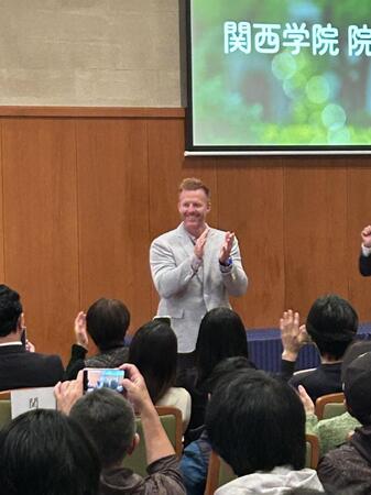 退場するマートン氏