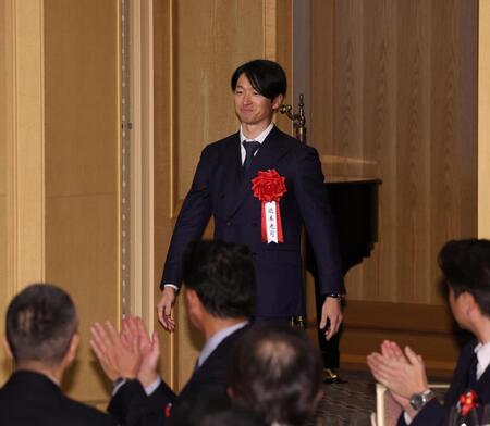 　表彰式に出席し近本（撮影・佐々木彰尚）