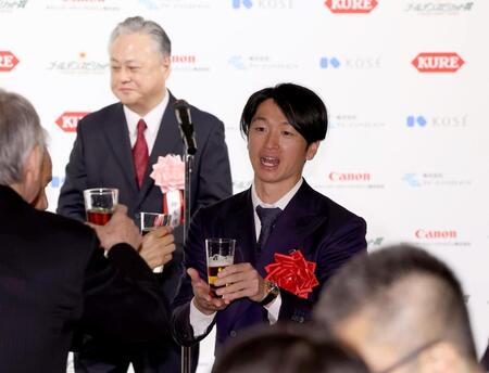 　乾杯をする近本（撮影・佐々木彰尚）