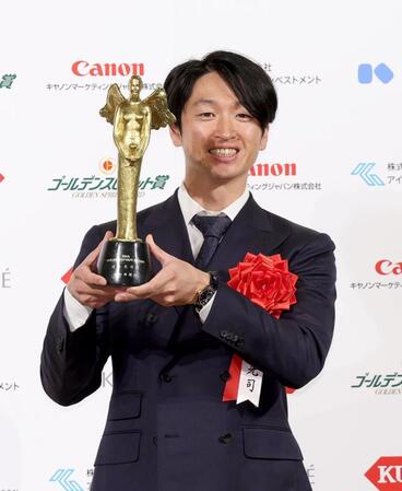 　ゴールデンスピリット賞を受賞した近本（撮影・佐々木彰尚）