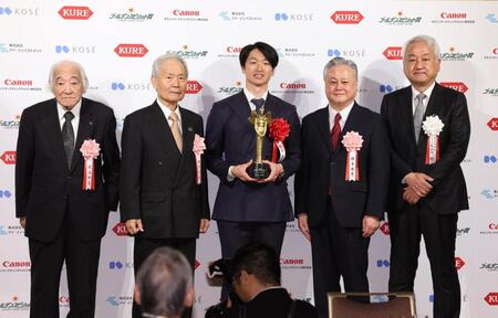 　写真におさまる（左から）作家・佐山和夫氏、榊原定征コミッショナー、ゴールデンスピリット賞を受賞した近本、日本赤十字社・鈴木俊彦副社長、報知新聞・長谷川剛社長（撮影・佐々木彰尚）