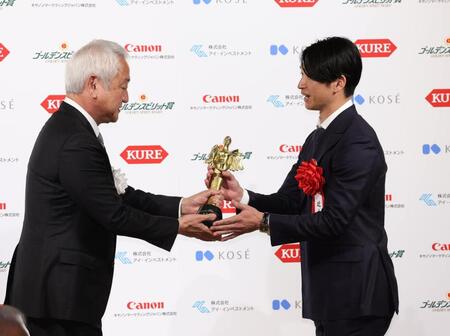 　ゴールデンスピリット賞を受賞した近本（右）＝撮影・佐々木彰尚