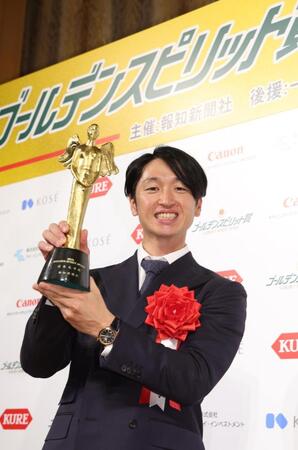 　ゴールデンスピリット賞を受賞した近本（撮影・佐々木彰尚）