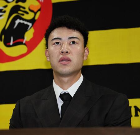 　契約更改を終え会見する佐野（撮影・田中太一）