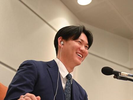 　笑顔でラジオ収録に臨む及川（撮影・西田忠信）