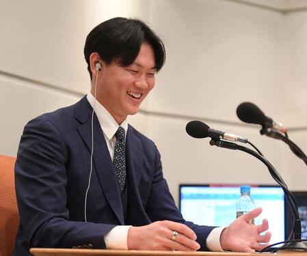 ラジオ収録で軽快にトークする阪神・及川雅貴＝ＡＢＣ本社（撮影・西田忠信）