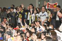 　質問に挙手をするファン