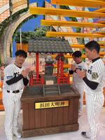　フジテレビ「ジャンクＳＰＯＲＴＳプロ野球１２球団トーク日本シリーズＳＰ（仮）」に出演する（左から）坂本、村上、岩崎（（Ｃ）フジテレビ）