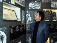 　退陣連判状に見入る藤川監督（撮影・田中太一）