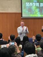 退場するマートン氏