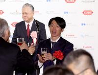 　乾杯をする近本（撮影・佐々木彰尚）