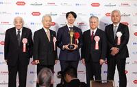 　写真におさまる（左から）作家・佐山和夫氏、榊原定征コミッショナー、ゴールデンスピリット賞を受賞した近本、日本赤十字社・鈴木俊彦副社長、報知新聞・長谷川剛社長（撮影・佐々木彰尚）