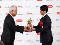 　ゴールデンスピリット賞を受賞した近本（右）＝撮影・佐々木彰尚