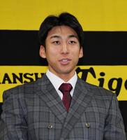 　契約更改を終え会見する茨木（撮影・田中太一）