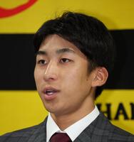 　契約更改を終え会見する茨木（撮影・田中太一）