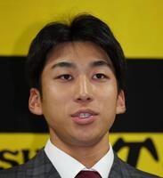 　契約更改を終え会見する茨木（撮影・田中太一）